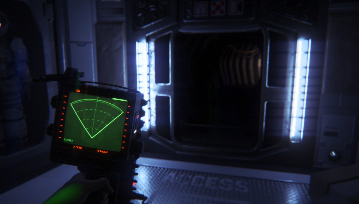 Amanda holding the green motion tracker beside an industrial doorway in Alien Isolation