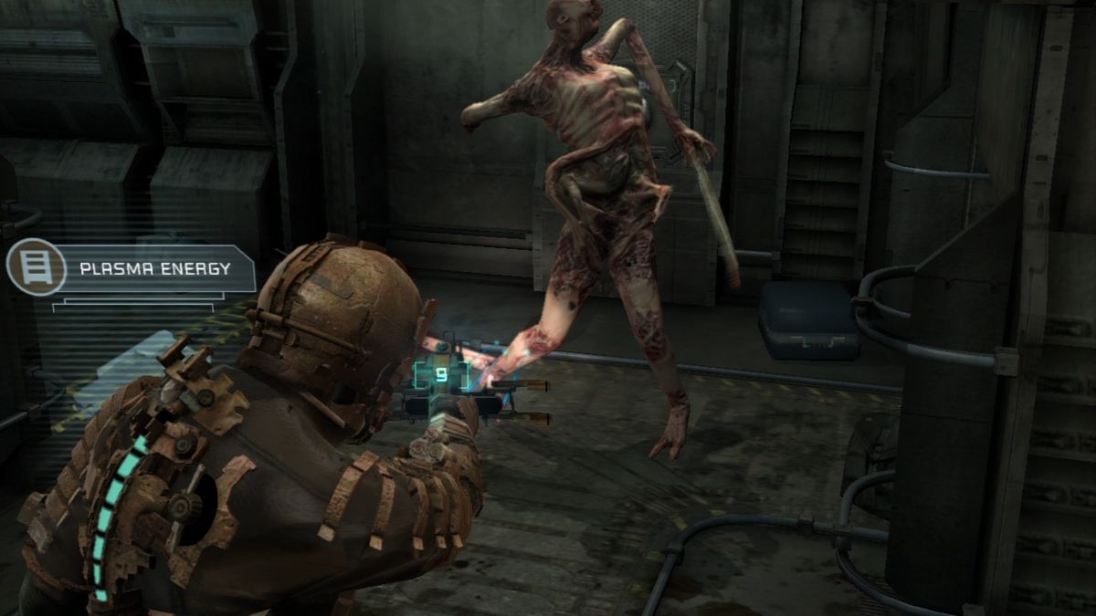 Isaac aims his Plasma Cutter at an approaching Necromorph, with his suit meter and projected ammunition count visible